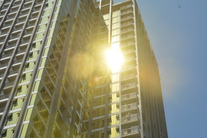 Không chỉ ở Hà Nội, thành phố Đà Nẵng cũng có 2 tòa nhà dát vàng chói mắt. Đó là Trung tâm thương mại và văn phòng dịch vụ SHB Đà Nẵng, đường Nguyễn Văn Linh và tòa nhà Risemount Apartment Đà Nẵng (tên thương mại P.A Tower), đường Như Nguyệt, Q.Hải Châu. Ảnh: VNM