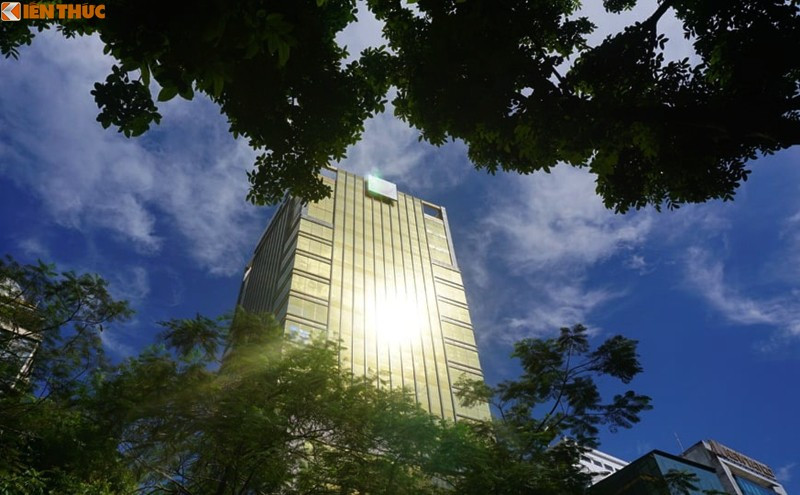 Cả 4 góc của tòa nhà đều được phủ kín kính phản quang màu vàng. Ảnh: Khánh Hoài.