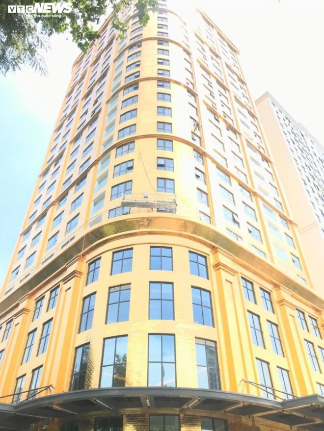  Tòa nhà dát vàng này cao 25 tầng. Toàn bộ mặt ngoài của toà nhà được dát vàng khiến người qua đường nhức mắt. Ảnh VTC.