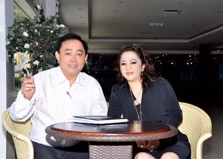 Ngày 17/1/2013, đại gia Huỳnh Uy Dũng treo thưởng 100 tỷ đồng cho bất cứ ai chứng minh được vợ ông – bà Nguyễn Phương Hằng (Phó Tổng giám đốc Công ty cổ phần Đại Nam, điều hành về du lịch) đem tài sản của ông đi thế chấp vay tiền bên ngoài, còn ông thì bị tâm thần có chứng nhận của bác sĩ.