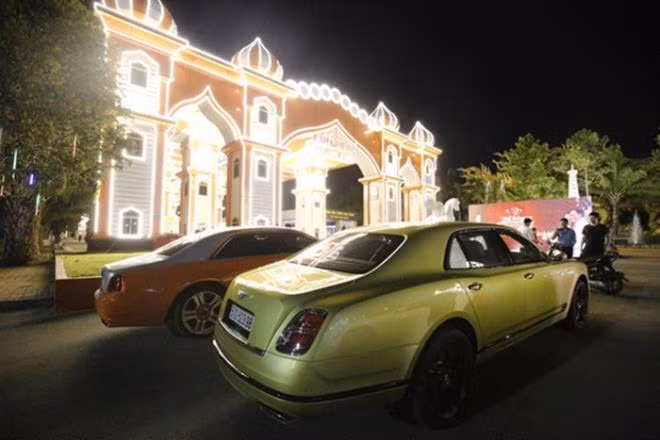 Đại gia Huỳnh Uy Dũng cũng nổi tiếng là người chiều vợ. Trong tiệc sinh nhật năm 2019 (hai vợ chồng sinh nhật chung một ngày), ông Dũng còn tặng bà Hằng một chiếc ô tô trị giá hơn 40 tỷ đồng.