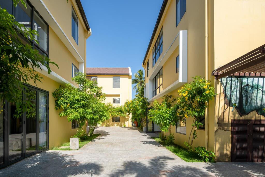 Cụ thể, Biệt thự Hoa Cọ cung cấp chỗ nghỉ ấm cúng với hồ bơi ngoài trời và chỗ đậu xe riêng miễn phí trong khuôn viên.