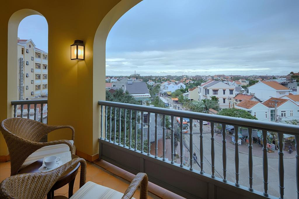 Khách sạn có hồ bơi trong nhà, phòng tập thể dục đầy đủ trang thiết bị và trung tâm dịch vụ doanh nhân.