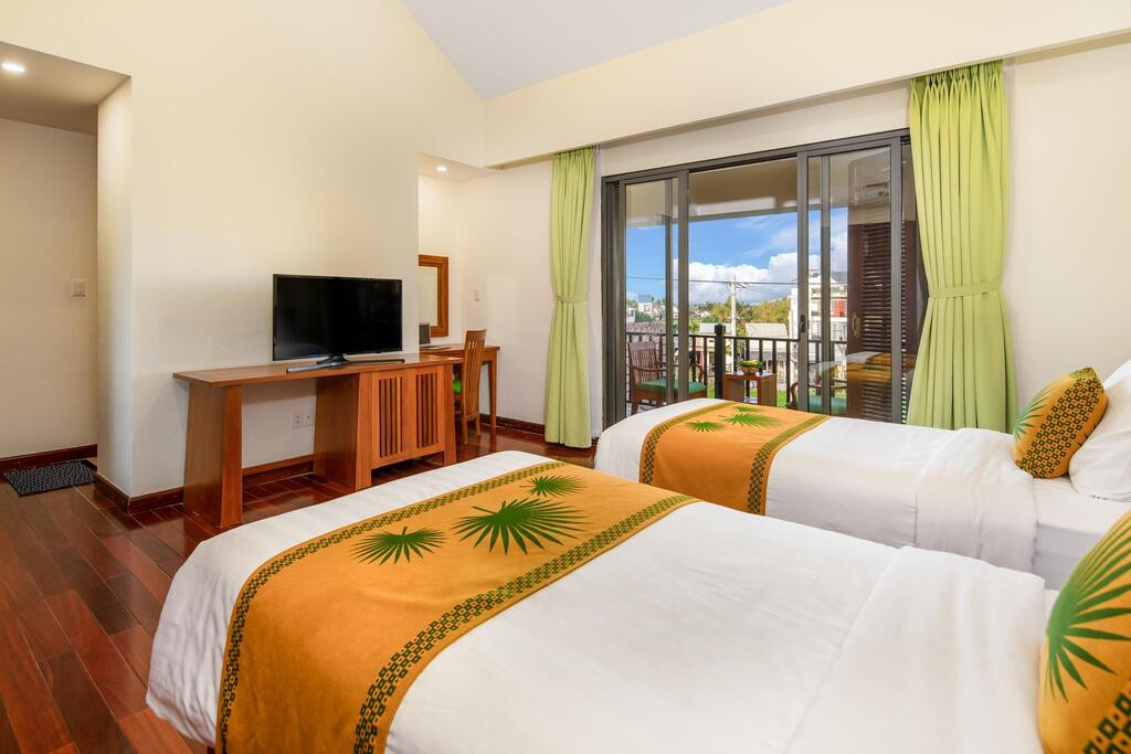 Các phòng nghỉ tại Biệt thự Hoa Cọ được trang bị tốt với máy điều hòa, két an toàn cá nhân và truyền hình cáp màn hình phẳng, tủ lạnh mini...