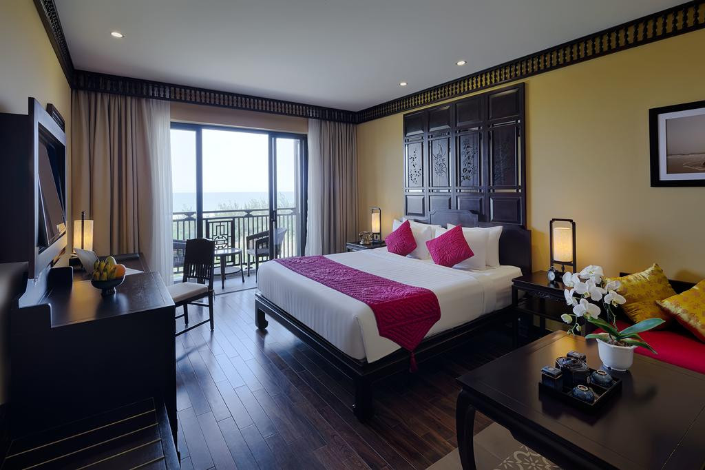 Một số phòng còn bao gồm khu vực ghế ngồi với tầm nhìn ra quang cảnh biển, hồ bơi, khu vườn hoặc thành phố.