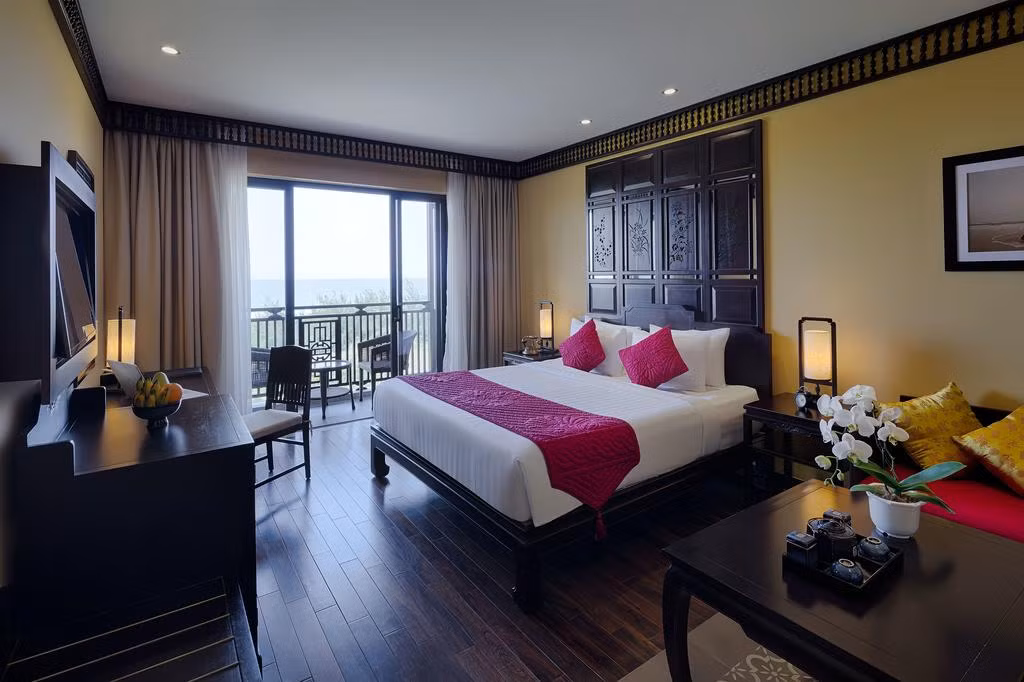 Một số phòng còn bao gồm khu vực ghế ngồi với tầm nhìn ra quang cảnh biển, hồ bơi, khu vườn hoặc thành phố.