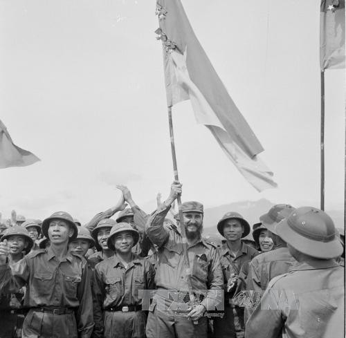 Thủ tướng Fidel Castro phất cao Lá cờ Bách chiến, Bách thắng lấp lánh Huân chương của đoàn Khe Sanh, Quân giải phóng Trị Thiên- Huế.