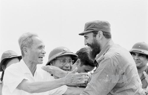 Đồng chí Fidel Castro và Thủ tướng Phạm Văn Đồng tại cuộc mít tinh của nhân dân Quảng Trị chào mừng Đoàn đại biểu Đảng và Chính phủ Cuba.