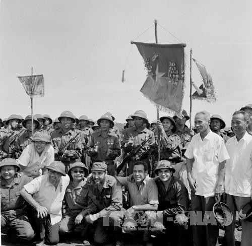 Thủ tướng Fidel Castro cùng Thủ tướng Phạm Văn Đồng và các chiến sĩ đoàn Khe Sanh, Quân giải phóng Trị Thiên- Huế.