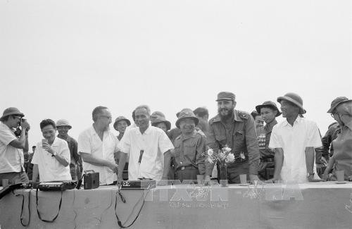 Thủ tướng Fidel Castro và Thủ tướng Phạm Văn Đồng tại cuộc mít tinh của nhân dân Quảng Trị chào mừng đoàn đại biểu Cuba.