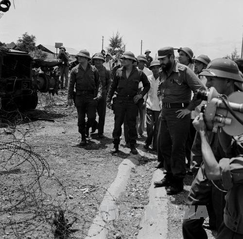 Thủ tướng Fidel Castro thăm căn cứ Tân Lâm và Dốc Miếu trên vành đai Mắc Na-ma-ra.