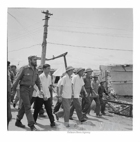 Thủ tướng Fidel Castro thăm thị trấn Đông Hà bị chiến tranh phá hủy, đang được xây dựng lại.
