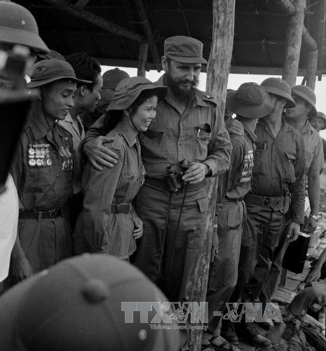 Thủ tướng Fidel Castro và nữ anh hùng Quân giải phóng miền Nam Việt Nam Tạ Thị Kiều thăm một căn cứ trong vùng giải phóng Quảng Trị.