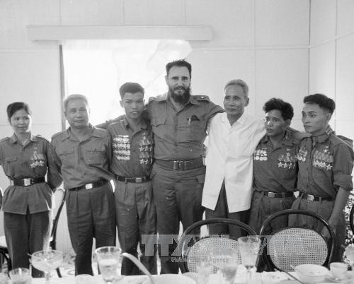 Đồng chí Fidel Castro và Thủ tướng Phạm Văn Đồng với các anh hùng quân giải phóng miền Nam tại Quảng Trị.