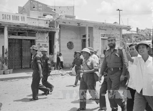 Đồng chí Fidel Castro thăm thị trấn Đông Hà bị chiến tranh phá hủy đang được xây dựng lại.