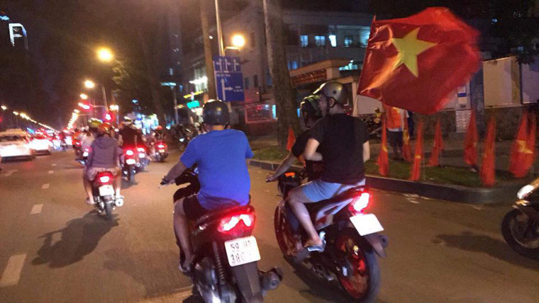 Khắp nơi rợp cờ đỏ sao vàng trong đêm bóng đá Việt Nam giành chiến thắng để đặt 1 chân vào trận chung kết.