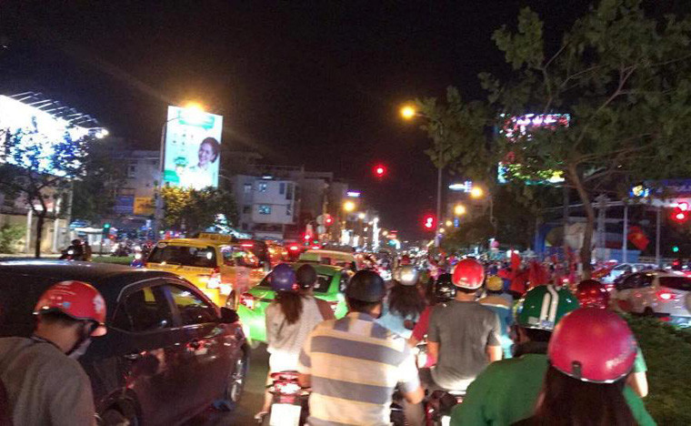 Hàng triệu CĐV TP.HCM đổ xuống đường mừng chiến thắng suốt đêm đến rạng sáng nay 3/12.