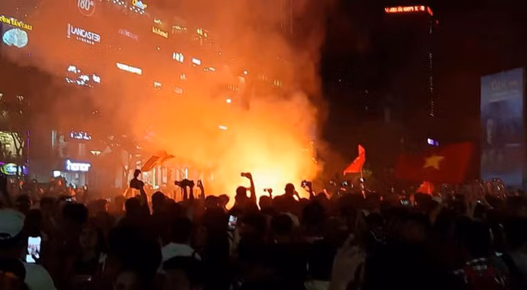 Không khí trên nhiều tuyến đường TP.HCM đang vô cùng náo nhiệt, tưng bừng khi rất đông CĐV đã kéo nhau ra đường ăn mừng chiến thắng của đội tuyển Việt Nam trước đội bạn Philippines.