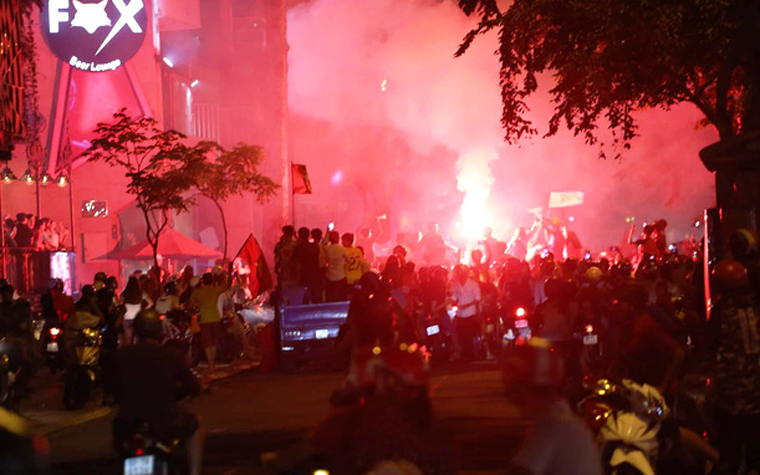 CĐV đốt pháo sáng trên đường Hàm Nghi, quận 1 