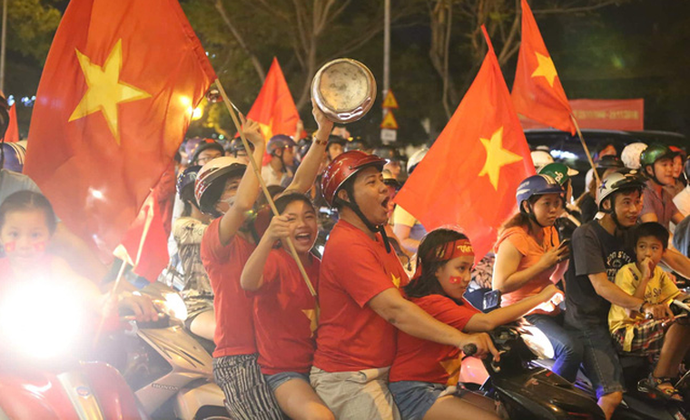 Đủ kiểu ăn mừng chiến thắng của người dân TP lớn nhất nước.