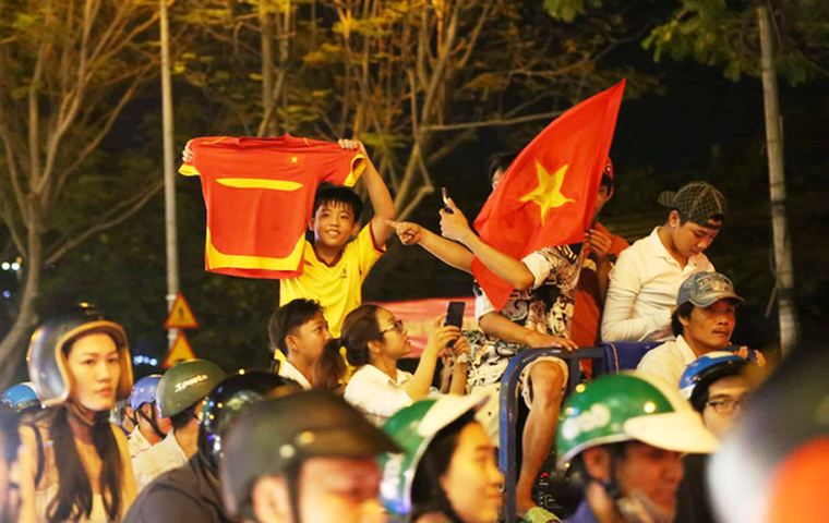Không khí tưng bừng trong đêm chiến thắng của Đội tuyển bóng đá Việt Nam.