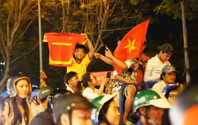 Không khí tưng bừng trong đêm chiến thắng của Đội tuyển bóng đá Việt Nam.
