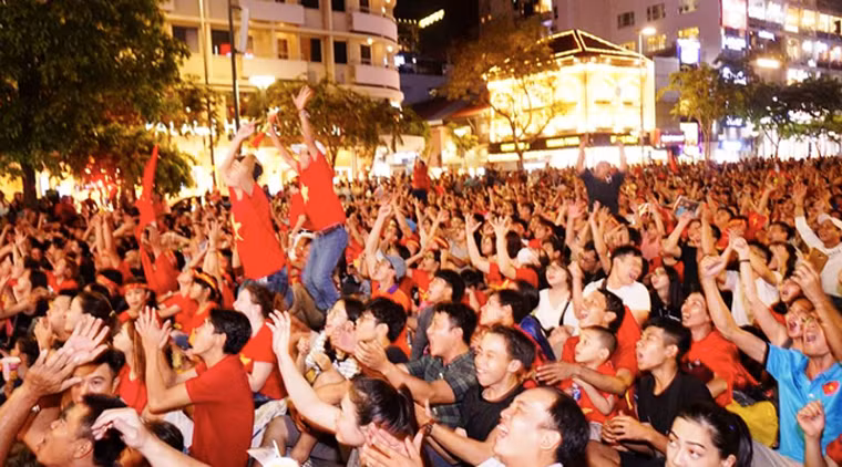 Viet Nam thang Philippines, CDV TP HCM dot phao sang tren pho