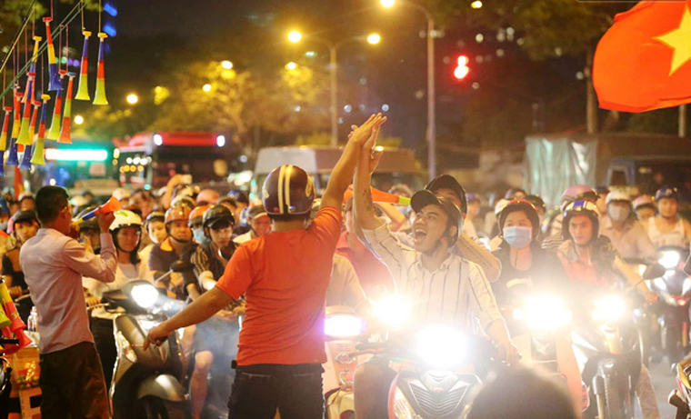 Đến gần rạng sáng nay 3/12, hàng ngàn CĐV tại TP.HCM vẫn reo vang nhiều con đường, tiếp tục ăn mừng chiến thắng.