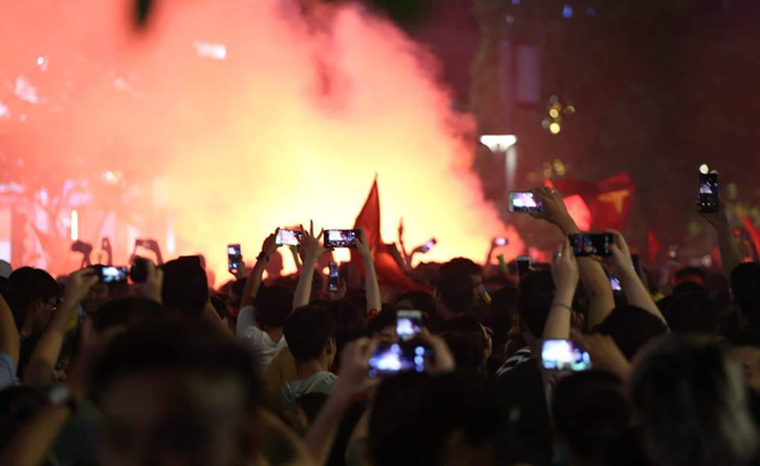 Phố đi bộ Nguyễn Huệ, quận 1 cũng sáng rực vì pháo sáng của CĐV.