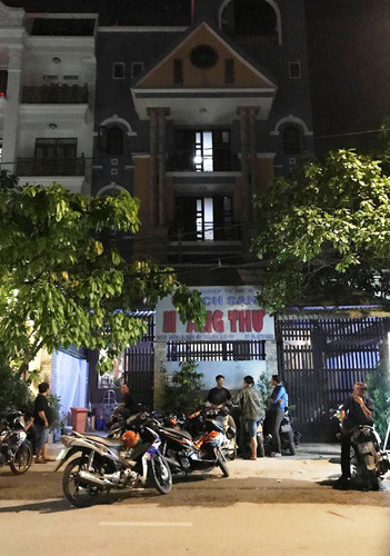 Nu le tan khach san ke phut doi mat bang cuop dung sung-Hinh-2