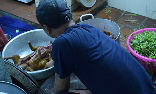 Quý Béo là nhà hàng phục vụ món "tiểu hổ" khá nổi tiếng ở Bắc Ninh. Những món ăn chế biến từ thịt mèo nổi tiếng nhất của quán ăn này l có thể kể đến là mì thịt mèo với giá khoảng 100.000 đồng hay món Lẩu mèo với giá khoảng 1,2 triệu đồng/nồi và tiểu hổ 7 món.