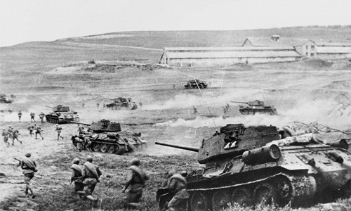 Quân đội Liên Xô dưới sự hỗ trợ của các phương tiện chiến đấu hiện đại như xe tăng hành quân qua khu vực Razdelnaya hồi tháng 4/1944.