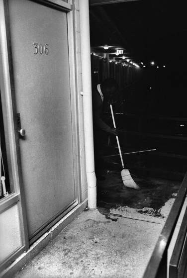 Theatrice Bailey - anh trai chủ khách sạn Lorraine dọn sạch vũng máu bên ngoài phòng 306 - nơi xảy ra vụ ám sát mục sư King.