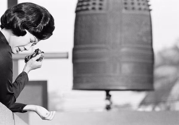 Gương mặt đau buồn của một phụ nữ Việt Nam bên cạnh chiếc chuông tại một ngôi chùa ở Sài Gòn ngày 28/1/1973. Cùng ngày hôm đó, thỏa thuận ngừng bắn có hiệu lực.