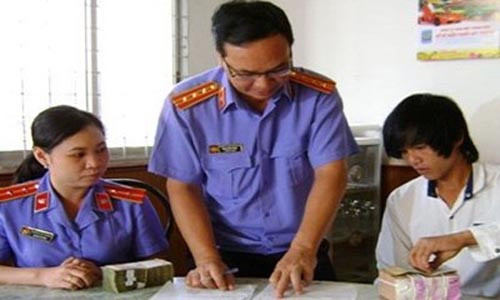 Soc Trang: Tum toc, tat, dung dui cui ep nhan toi