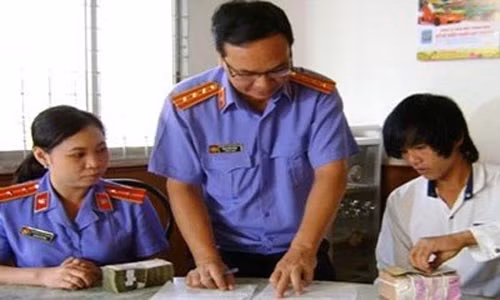 Soc Trang: Tum toc, tat, dung dui cui ep nhan toi