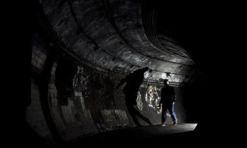 Trạm tàu điện ngầm Down Street Tube từng được Thủ tướng Anh Churchill dùng làm hầm trú ẩn. Các kiến trúc sư đã thiết kế những phòng họp và phòng sinh hoạt tuyệt mật dưới lòng thủ đô London có sức chứa 40 người.