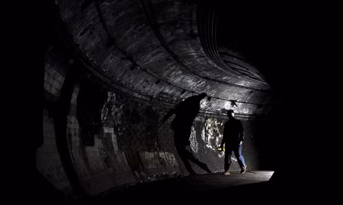 Trạm tàu điện ngầm Down Street Tube từng được Thủ tướng Anh Churchill dùng làm hầm trú ẩn. Các kiến trúc sư đã thiết kế những phòng họp và phòng sinh hoạt tuyệt mật dưới lòng thủ đô London có sức chứa 40 người.