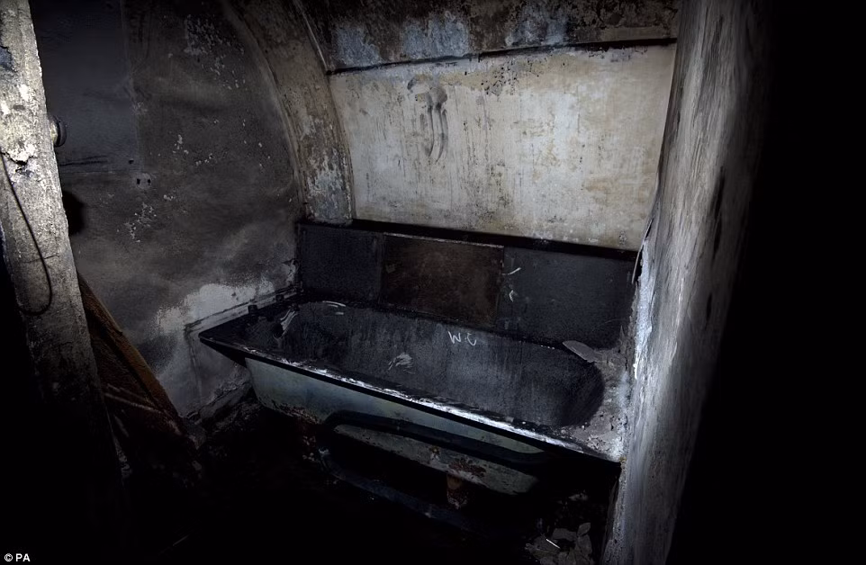 Đây là một bồn tắm trong khu vực hầm trú ẩn của chính phủ Anh ở Down Street Tube.