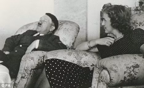 Tình hình càng tồi tệ hơn khi các tướng phát xít Đức cố liên lạc với Hitler để thông báo tình hình quân đồng minh đổ bộ lên bãi biển Normandy nhằm xin sự chỉ đạo.