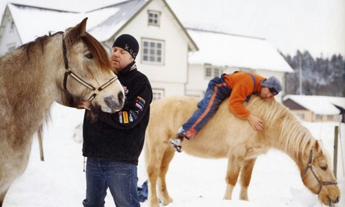 Tù nhân sống trong các căn hộ sơn màu đỏ, được hướng dẫn trồng trọt, chăn nuôi và tự do đi lại khiến nhiều người không nhận ra rằng đây là một nhà tù ở Na Uy.