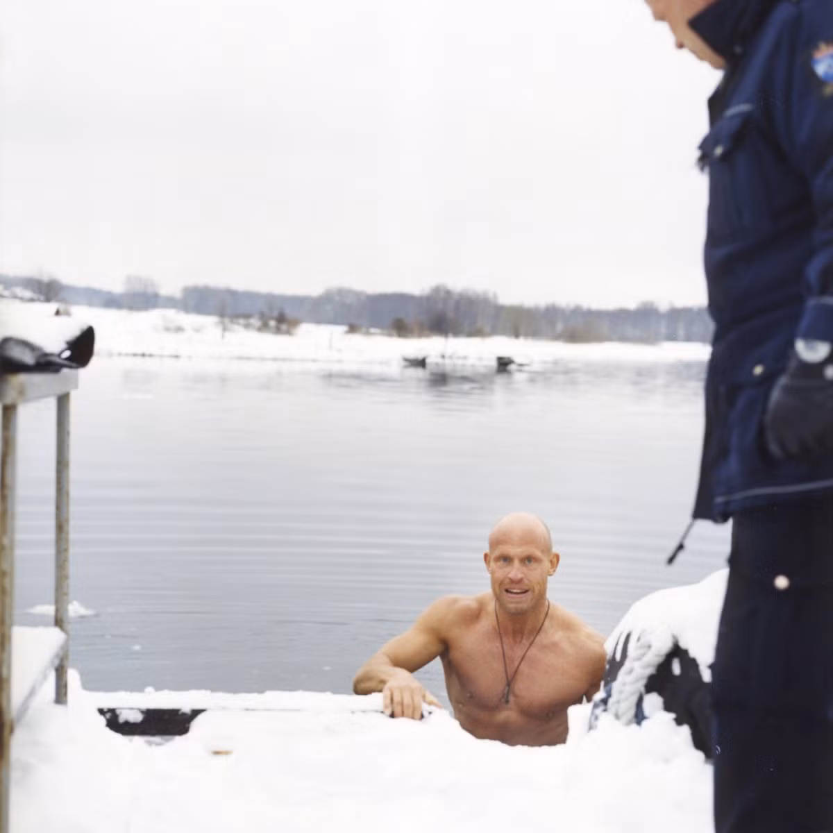 Tại đây, tù nhân có thể tự do bơi lội tại bãi biển riêng hay tập thể dục, rèn luyện thể chất một cách thoải mái mà không bị cấm đoán.