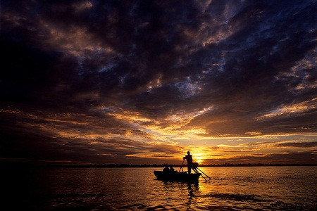 Cảnh Mặt trời mọc trên miền sông nước đem đến cảm giác bình yên, thơ mộng. Ảnh chụp miền sông nước Châu thổ sông Mekong của Chris Guy/Flickr.