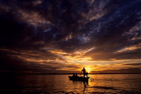 Cảnh Mặt trời mọc trên miền sông nước đem đến cảm giác bình yên, thơ mộng. Ảnh chụp miền sông nước Châu thổ sông Mekong của Chris Guy/Flickr.