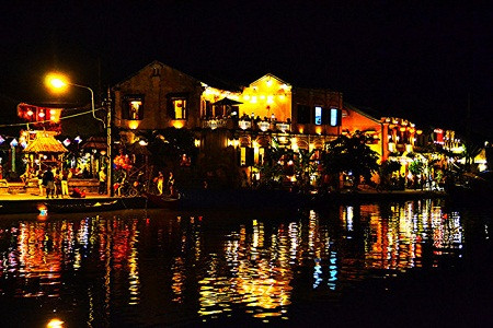 Thành phố Hội An rực rỡ, lung linh ánh đèn về đêm. Ảnh của Loi Nguyen Duc/Flickr.