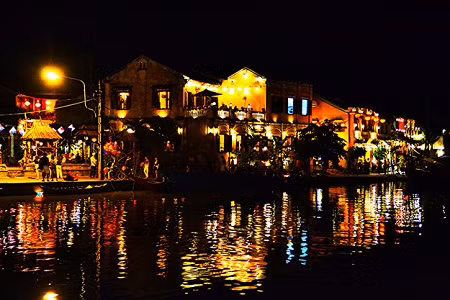 Thành phố Hội An rực rỡ, lung linh ánh đèn về đêm. Ảnh của Loi Nguyen Duc/Flickr.