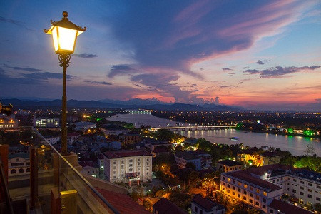 Ngắm mặt trời lặn ở Việt Nam cũng là trải nghiệm thú vị. Ảnh của nhiếp ảnh gia Hoang Giang Hai/Flickr chụp tại Huế.