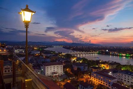 Ngắm mặt trời lặn ở Việt Nam cũng là trải nghiệm thú vị. Ảnh của nhiếp ảnh gia Hoang Giang Hai/Flickr chụp tại Huế.