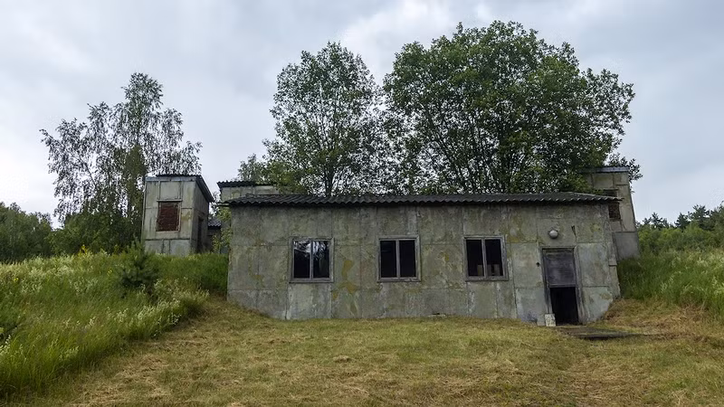 Đây là lối vào một trung tâm thông tin mật bên trong hầm ngầm ở dưới lòng đất của Liên Xô. Ở phía sau là công trình thông gió.