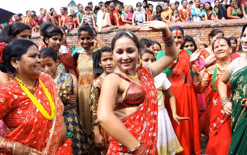 Tại Nepal, phần đầu là phần thiêng liêng nhất của cơ thể con người. Do đó, nếu người nào chạm vào đầu của người khác là hành động không đúng đắn. Chỉ có các nhà sư và cha mẹ mới có thể chạm vào đầu.